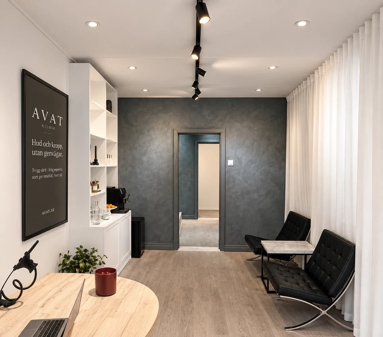 Receptionen hos Avat Clinic med sittgrupp och inramad affisch