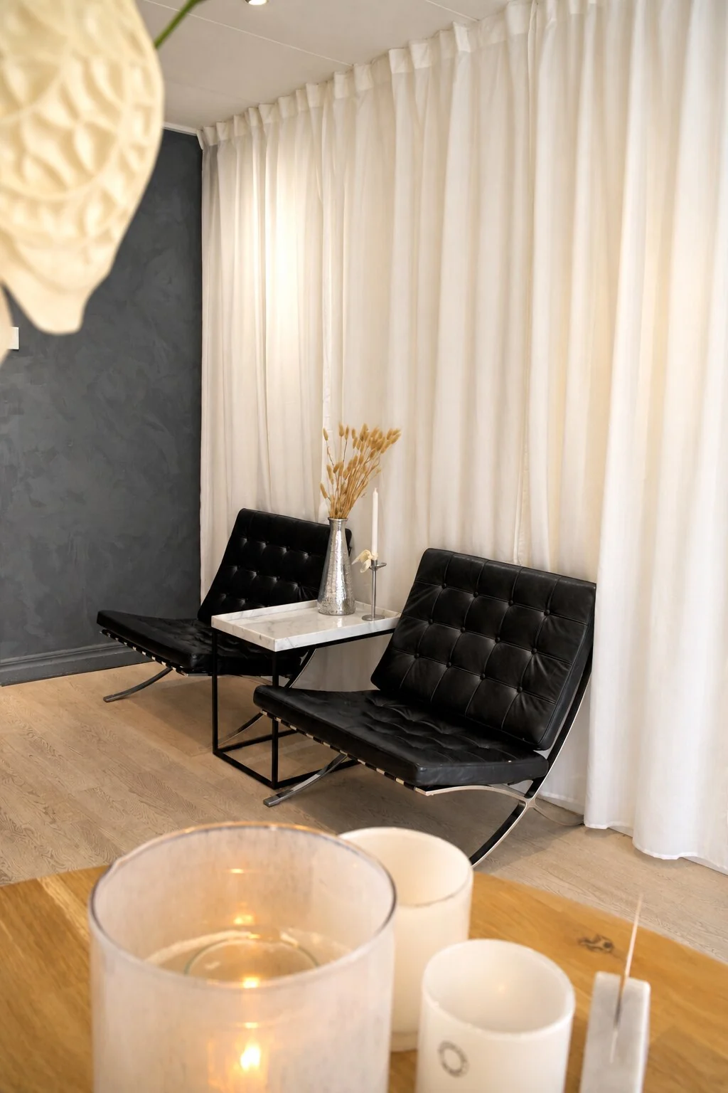 Väntrummet hos Avat Clinic med två fåtöljer och ett ljus på bordet